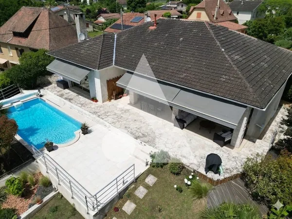 Propriété Figeac 208m², 8 pièces, 6 chambres, piscine.