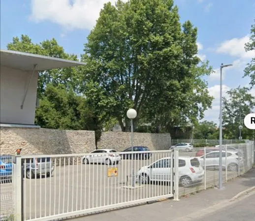 Place de parking privative sécurisée couverte