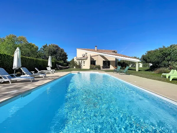 Une remarquable villa d'architecte et sa piscine baignée de soleil