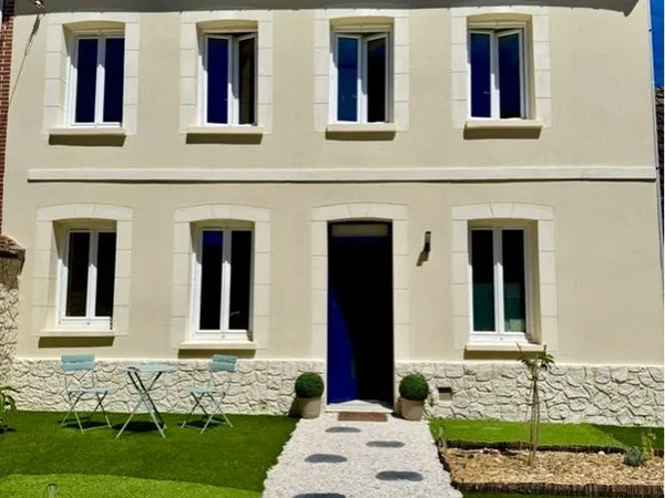 Maison rénovée, jardinet et garage