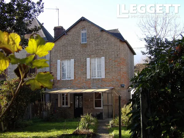 Charmante propriété avec 3 chambres, jardin clôturée et garage.