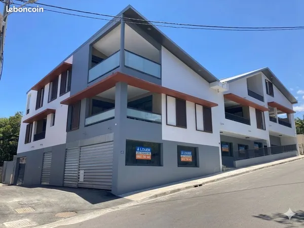 À LOUER - Spacieux T3 BIS avec Mezzanine - Résidence MAHALIS-Centre-ville St-Joseph