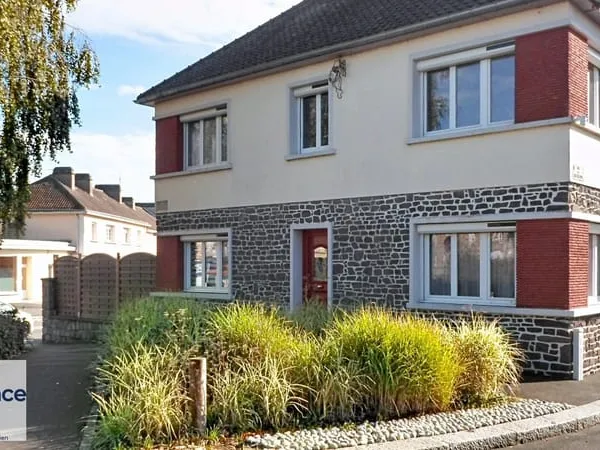 Maison située en centre ville avec cour