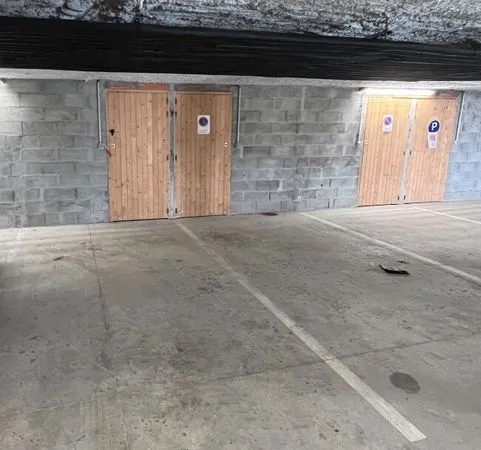 Parking/box 1 pièce 14 m²