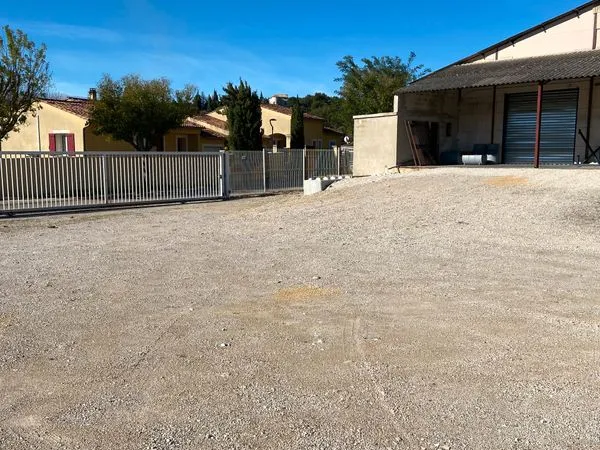 Local de 103 m2 + 10 m2 de Bureau + 38 m2 de quai couvert