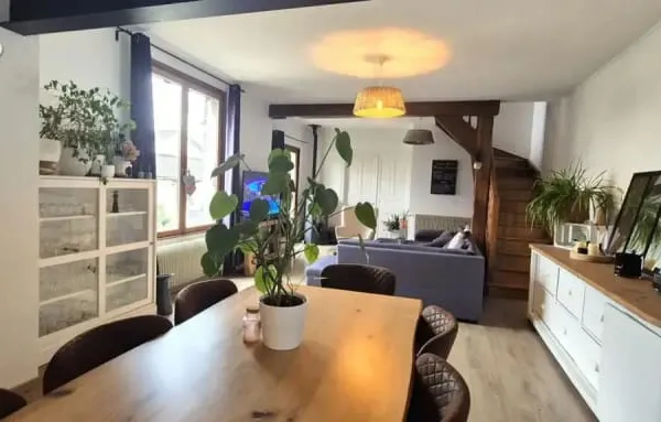 Belle Maison en Pierre ou de Caractère de 160 m² Entièrement Rénovée avec Cour de 140 m², Patio, Cav