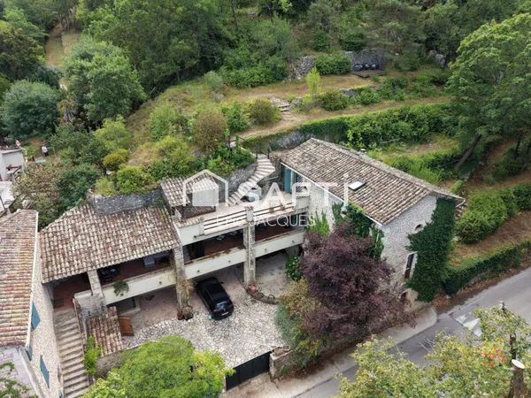 Ensemble en pierre de 250 m² au sol proche Barjac