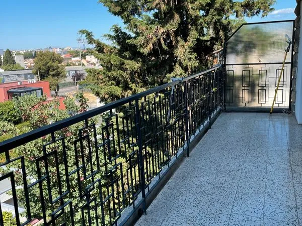 T3 de 75 m² + terrasse, cave et garages privés