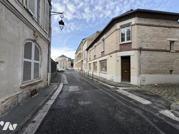 Local d'activités 1 pièce 113 m²