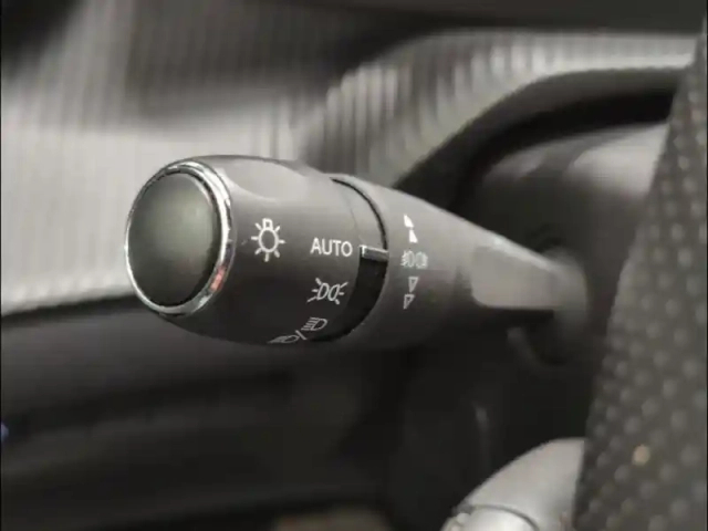 Peugeot 2008 e- 136ch allure — photo 12