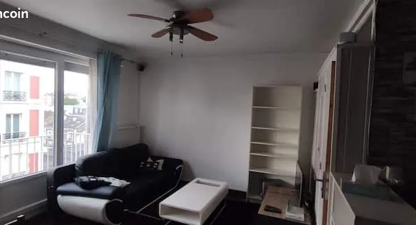 Grand studio 31m2 lumineux et confortable avec balcon, proche gare
