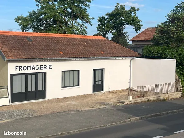 Local commercial 80 m² rénové - Axe principal Vivonne - Parking