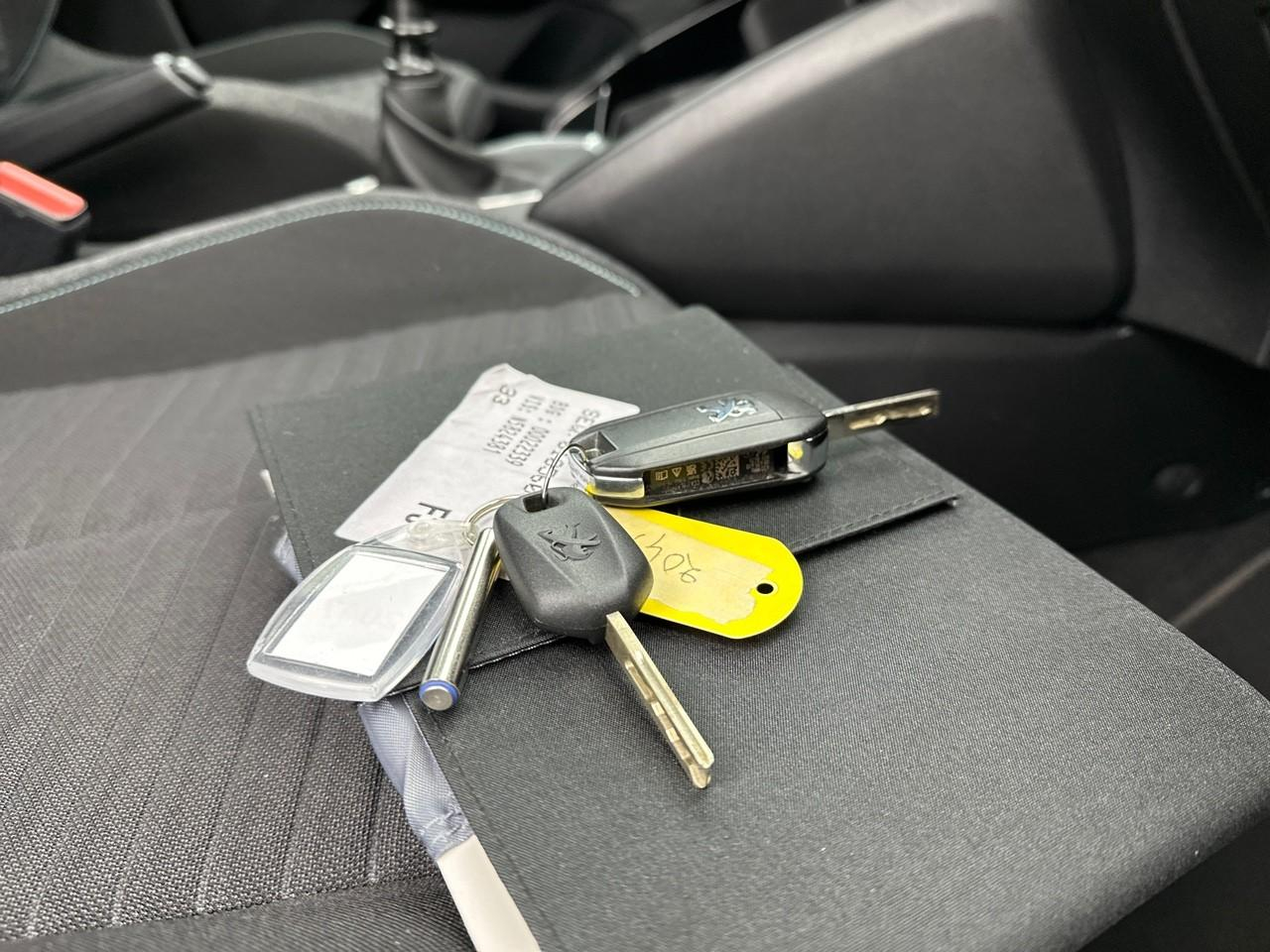 Peugeot 208 puretech 100 s&s bvm6 style — photo 32