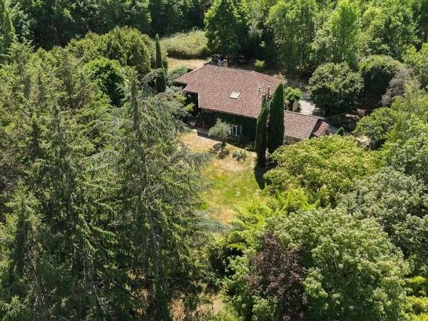 Longère dans son écrin de verdure