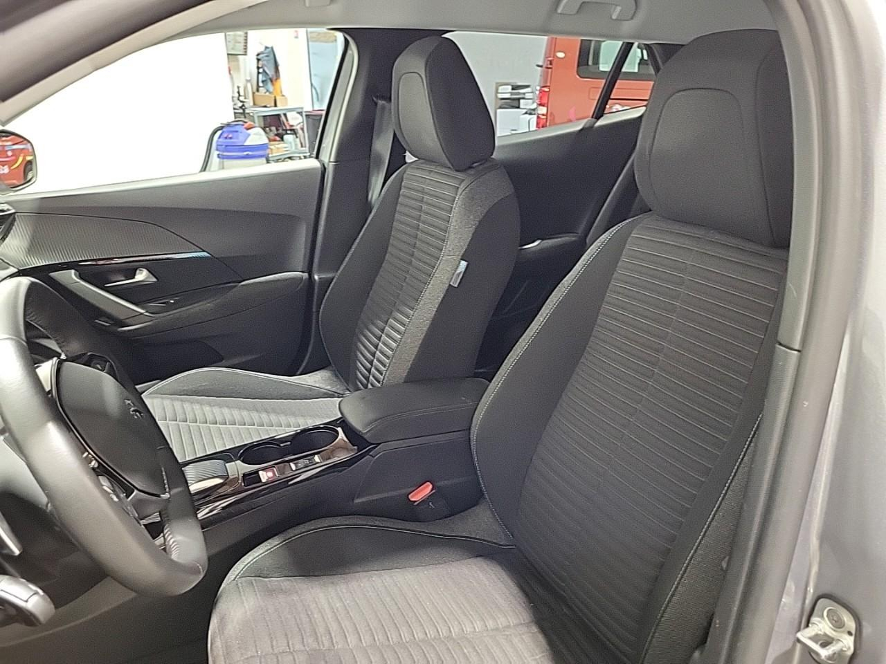 Peugeot 2008 puretech 130 s&s eat8 active — photo 10