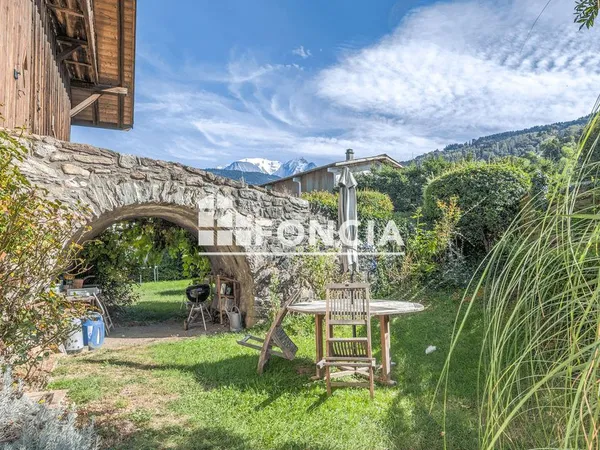 Authentique ferme de caractère avec grange à aménager et vue panoramique sur les montagnes environna