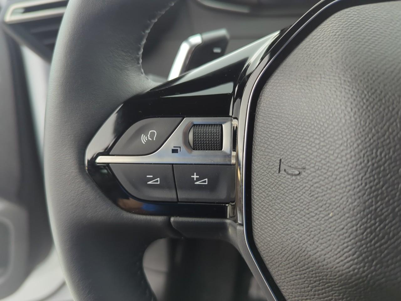 Peugeot 2008 hybrid 145 ch e-dcs6 allure — photo 19