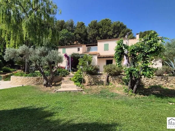Villa 6 pièces 241 m²