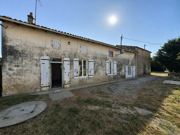 Maison charentaise à rénover avec nombreuses dépendances - Archingeay 17380