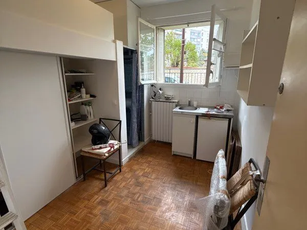 Studette meublée de 9 m² avec douche et kitchenette - Neuilly-sur-Seine
