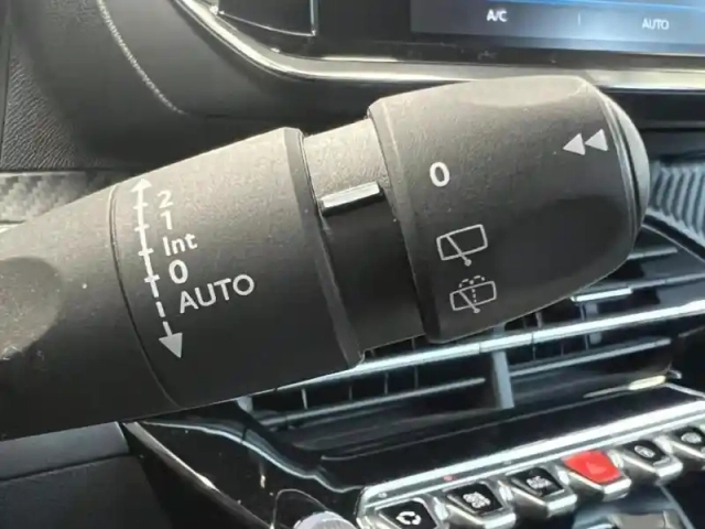 Peugeot 208 e- 136ch like — photo 13