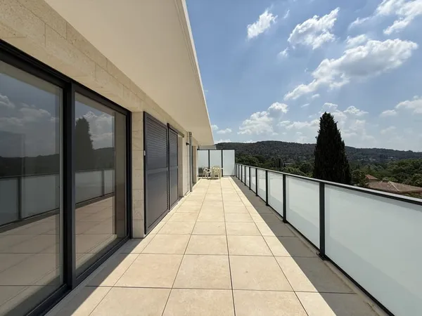 Aix En Provence , Proche Centre Superbe Appartement En Dernier Étage Avec Ascenseur , Terrasse De 39
