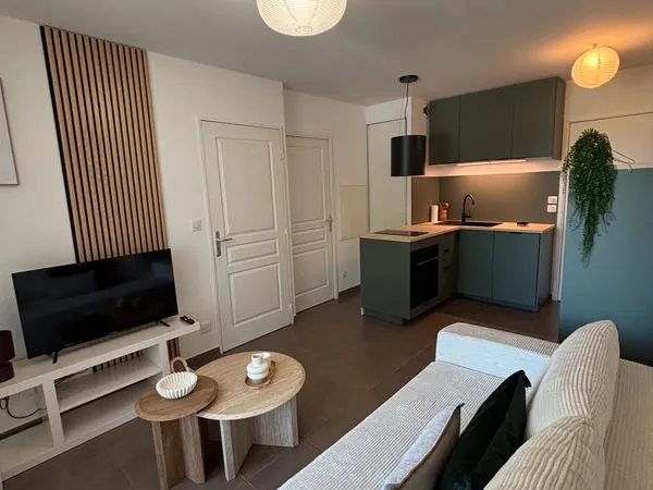 à louer - la ciotat - t2 meublé rénové 33 m² - balcon & piscine