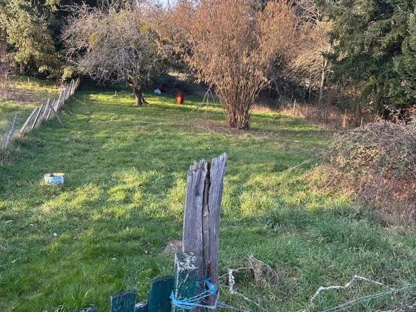 Terrain à louer cloturé 2000m2 avec puits et abris