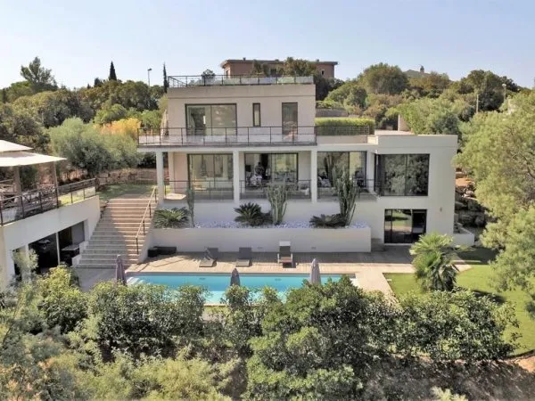 Villa contemporaine golfe de saint Tropez prox croix valmer 220m² hab /1300m²