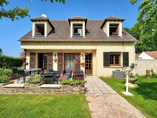 Ensemble immobilier avec maison principale et dépendance habitable