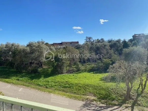 EXCLUSIVITÉ Grasse - Beau 3 pièces lumineux avec balcon plein Sud et vue verdure (sans ascenseur)
