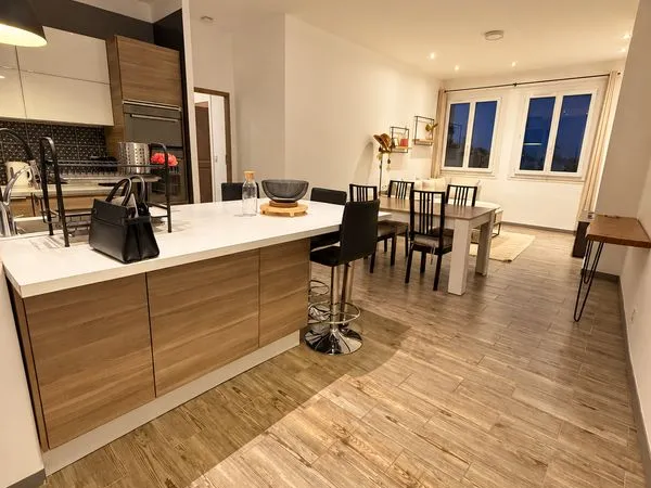 Appartement meublé lumineux 85m² - 3 pièces - Centre-ville de Nîmes