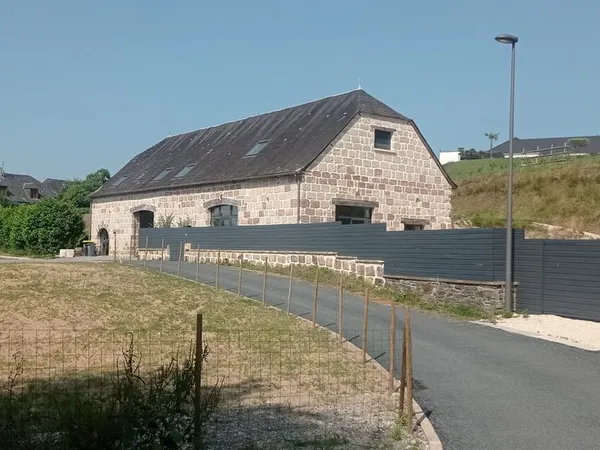 Grange rénovée 245m2 + garage isolé 80 m2