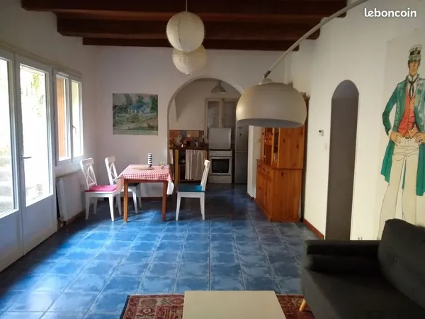 Chambre indépendante avec salle d'eau dans maison de ville très calme