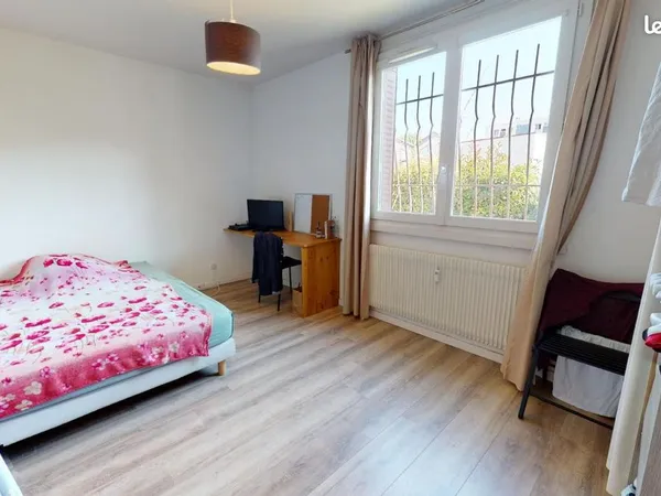 Chambre 6 pièces 80 m²