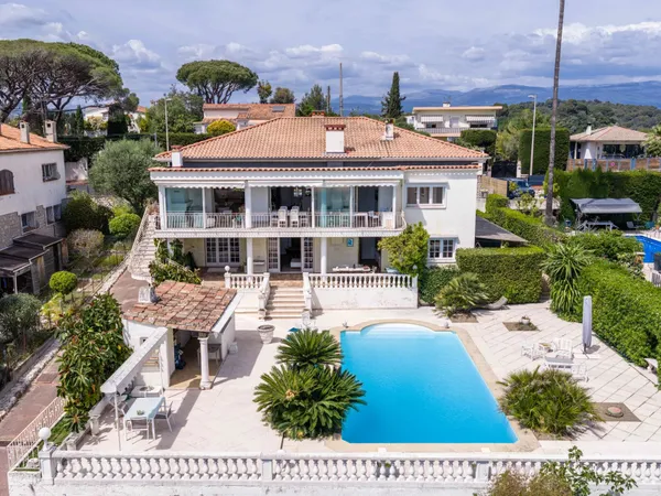 Maison 6 pièces 320 m²