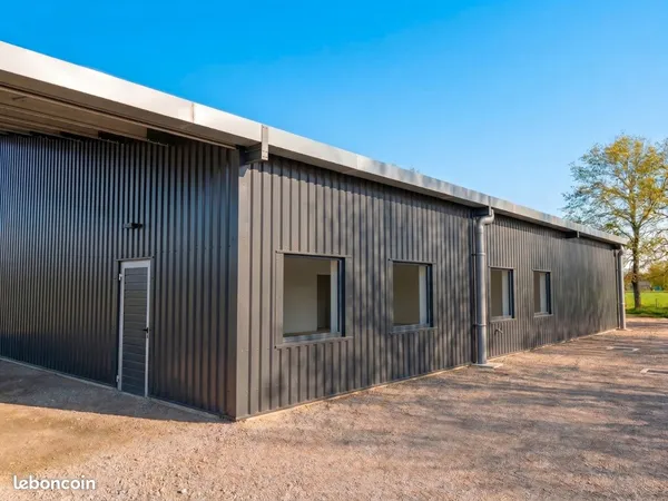 Local Neuf 300+700m² - Emplacement Stratégique (A71 / RCEA)