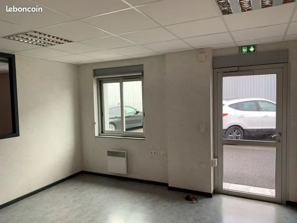 Bureau et espace de travail Location Serres-Castet 5p 137m² 900€