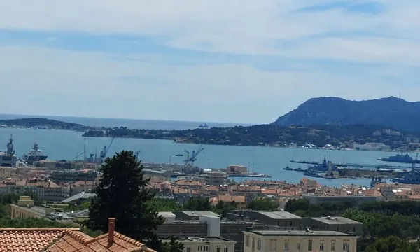 TOULON - EST Appartement DERNIER ETAGE vue mer