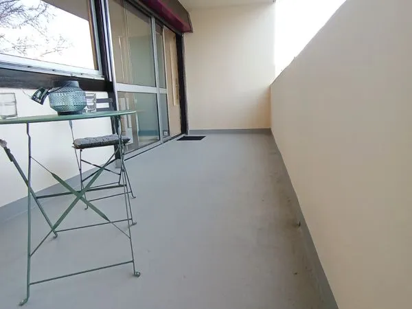 T1 bis rénové 37 m² avec grand balcon, cave et ascenseur - Grenoble 38100