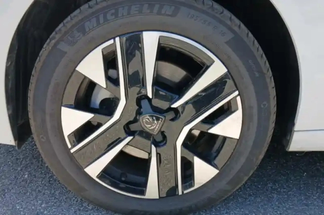Peugeot 208 electrique 54 kwh 156ch — photo 12