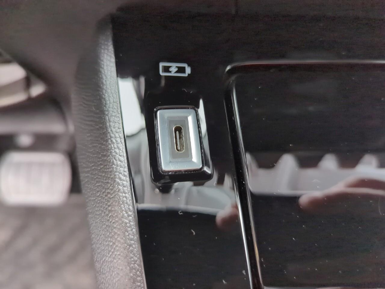 Peugeot 2008 puretech 130 s&s eat8 allure pack — photo 29