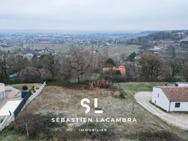 Terrain constructible 1223 m²