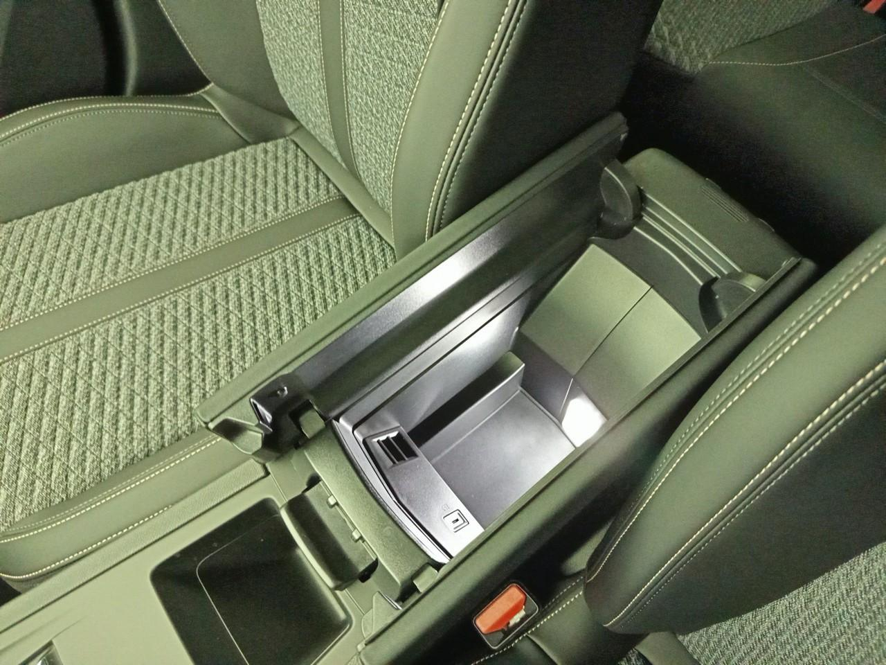 Peugeot 308 hybrid 145 e-dcs6 allure — photo 18