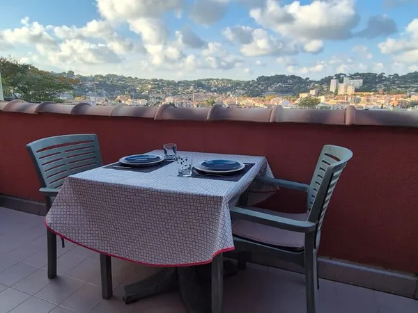 Loue Studio Meublé haut de gamme 23 m² + terrasse 7 m² + parking privé + piscine - A la frontière de