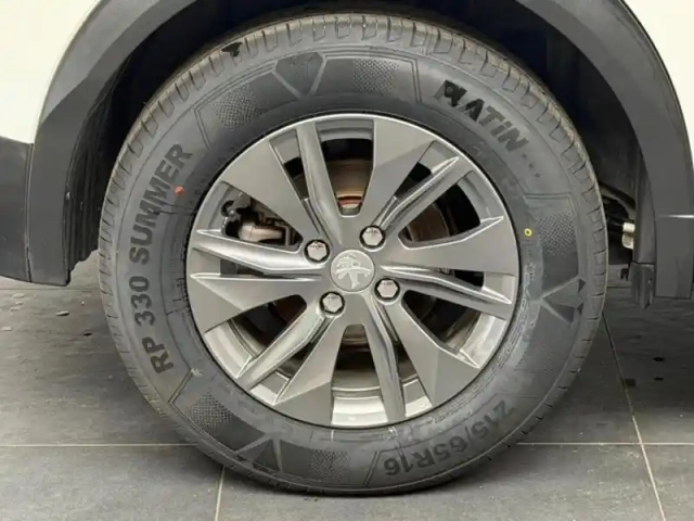 Peugeot 2008 e- 136ch style — photo 11