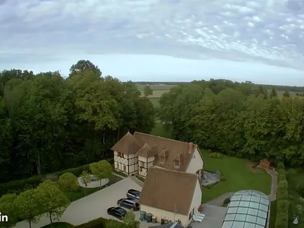 Maison de caractère avec 2 tours en colombages - piscine couverte, mare, 4400 m² clos - entre Brogli