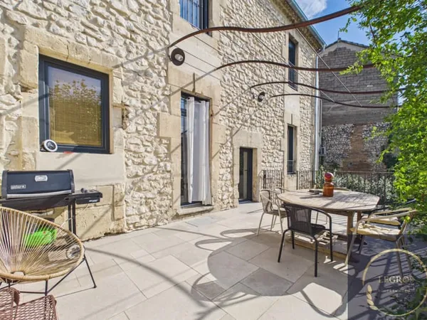 Mas de ville en pierre avec piscine et garage en centre vill