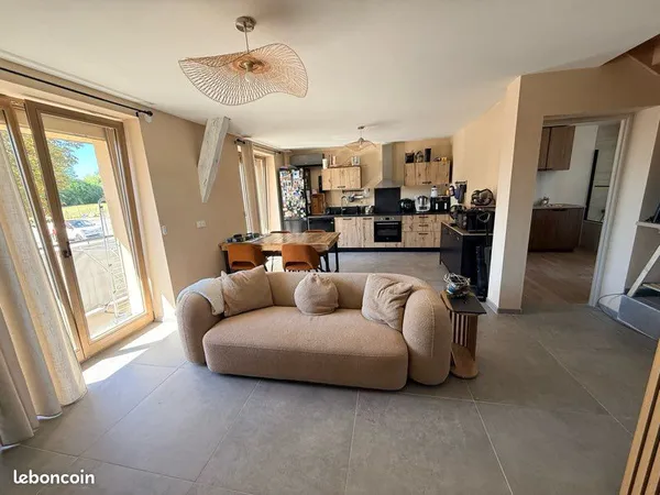 Sonnaz - Duplex T3 (62 m² Carrez / 90 m² au sol) entièrement rénové + balcon, parking & cave