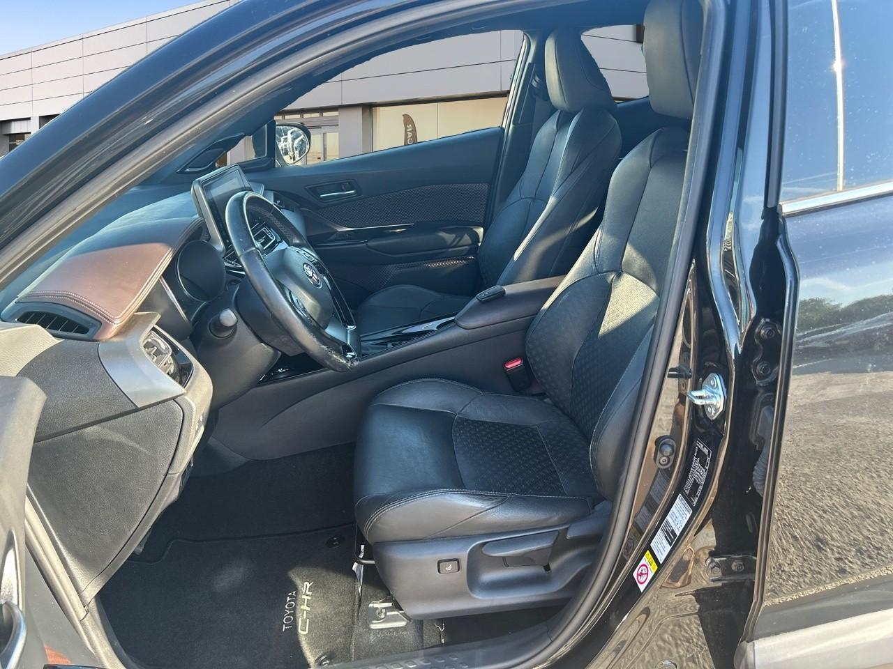 Toyota C-Hr 122h distinctive 2wd e-cvt — photo 9